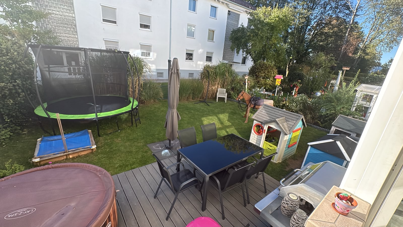 Platzhalterfoto: Garten mit Spielmöglichkeiten